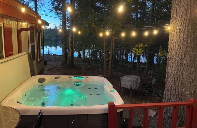 Adorable Lakefront Cabin with HOT TUB!