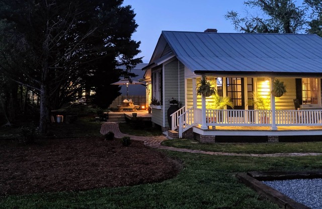 Adorable Main St. Cottage, Couples Retreat