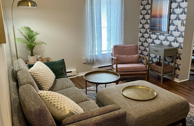 Adorable Midtown Kingston Tavern Style apartment