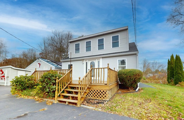 Adorable nautical home close to town, W/D, & streaming, dog friendly