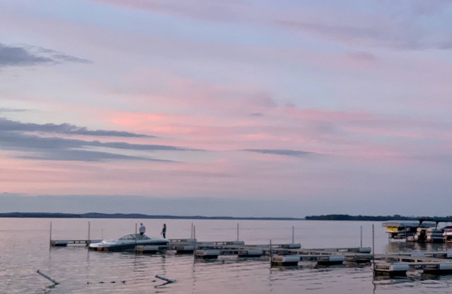 Adorable, Nautical Vibe Cottage w Lake Kosh Views & Close to all the FUN!