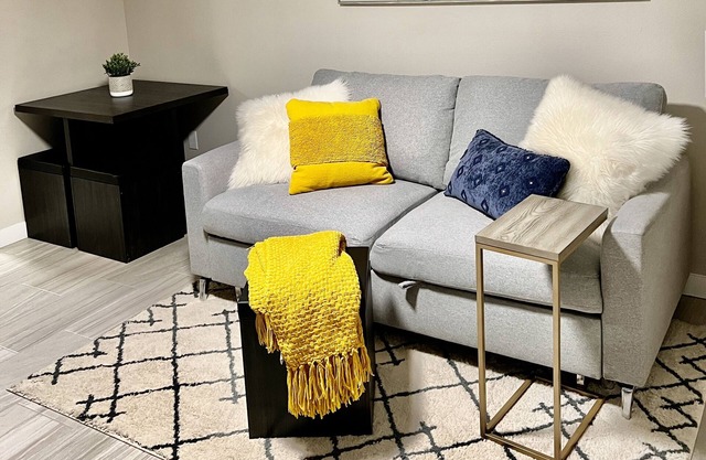 Adorable New 1 bedroom 5 minute to Airport and Shopping!