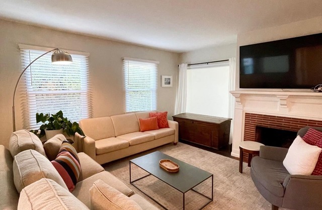 ADORABLE & newly remodeled house near La Mesa Village & 20 min to the beaches!