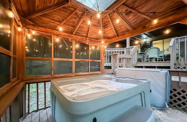 Adorable One Bedroom Guest Suite with Hot Tub & Mountain Views