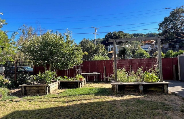Adorable, peaceful 2-bdrm house in charming Fairfax near bus, food & shops