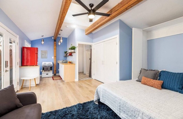 Adorable & Pet Friendly-Close to U and Downtown!