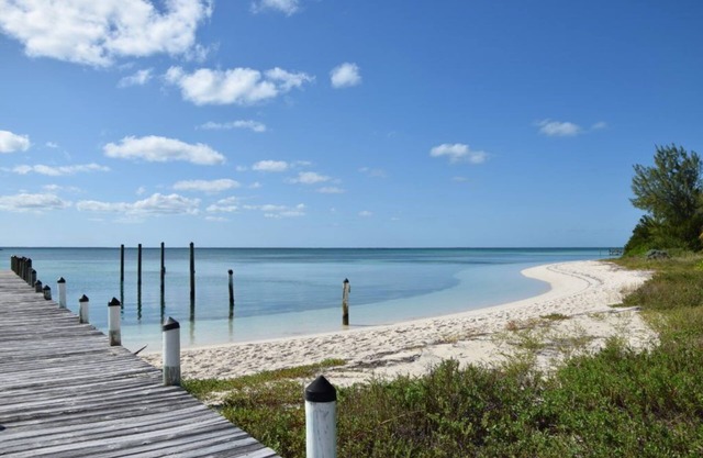 Adorable Pink cottage-OCEAN FRONT on Coco Bay with a dock. JULY AVAILABILITY!