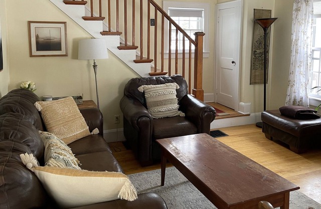 Adorable Private 3 BR Home in Quiet Residential Neighborhood in Burlington