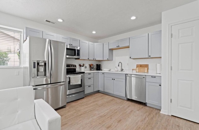 Adorable & private 4 BR- conveniently located!!