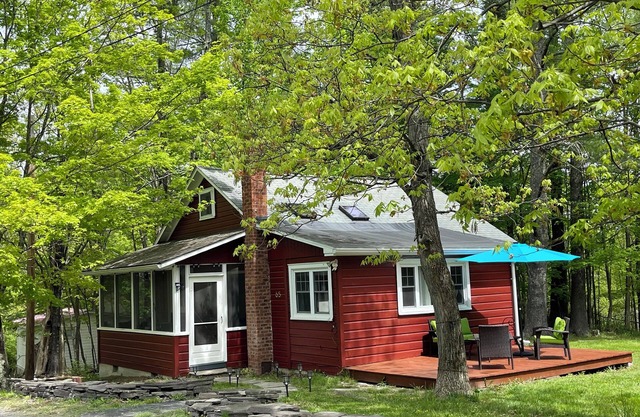 Adorable Red Cottage, walking distance to Woodstock