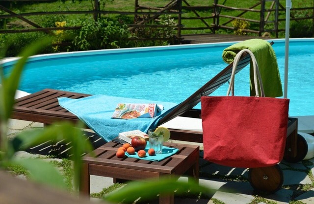Adorable retreat in the woods with pool, near Florence!