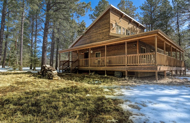 Adorable ski cabin with private hot tub, wood stove, pool table & washer/dryer