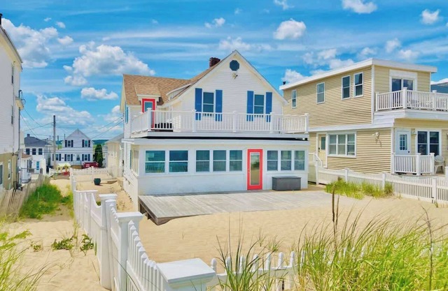 Adorable spacious renovated private home on beach