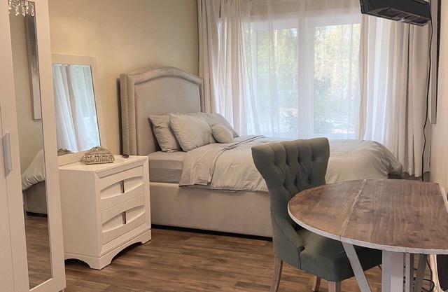 Adorable Studio on large beautiful property 6 miles to beach.