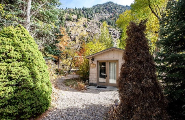 Adorable Studio Cabin on Big Cottonwood River