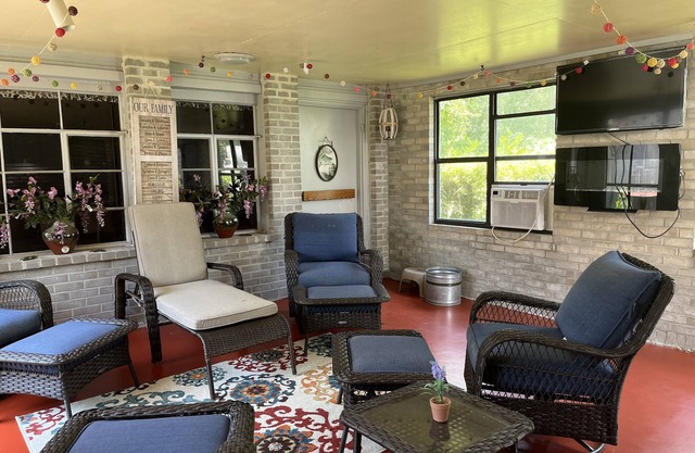 Adorable Studio with electrical fireplace