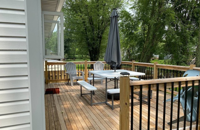 Adorable Thornapple Lake Cottage on Channel
