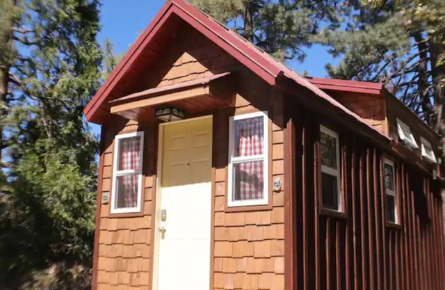 Adorable Tiny House w/wifi kitchen and Smart TV.