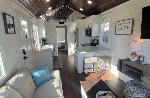 Adorable Tiny Home on Lake Tapps with AC, WiFi, and Mountain Views!