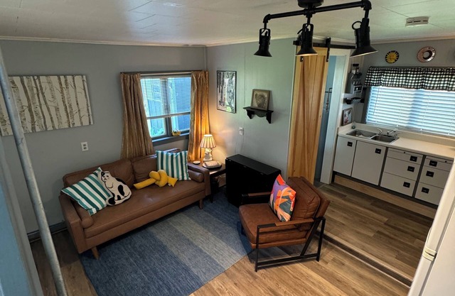 Adorable Tiny House in heart of Ellicottville - minutes to ski, walk to town