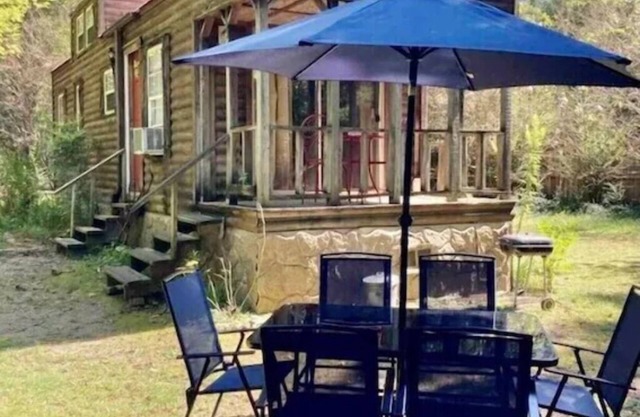 Adorable tiny house, private, wooded view, stream, edge of national forest, near Wolf Pen