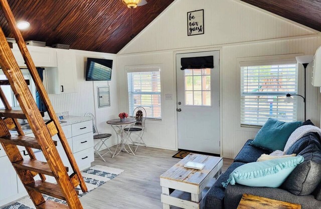 Adorable tiny house (with loft!) near Potosi Live