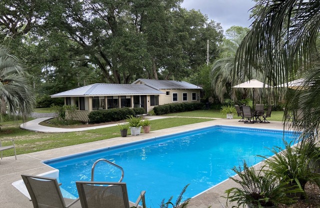Adorable two bedroom guest house with pool