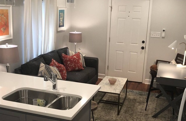 Adorable uptown cottage, just steps to shopping, parade routes, and much more!