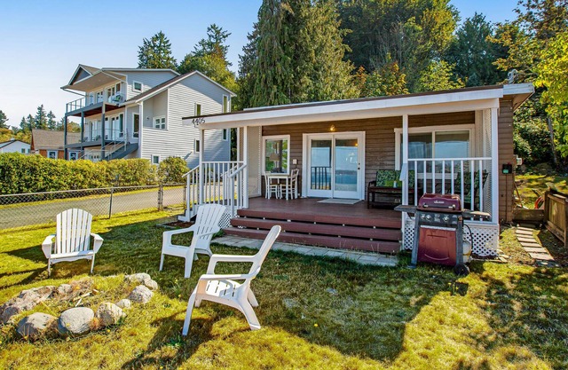 Adorable waterfront cottage with a full kitchen, firepit & washer/dryer