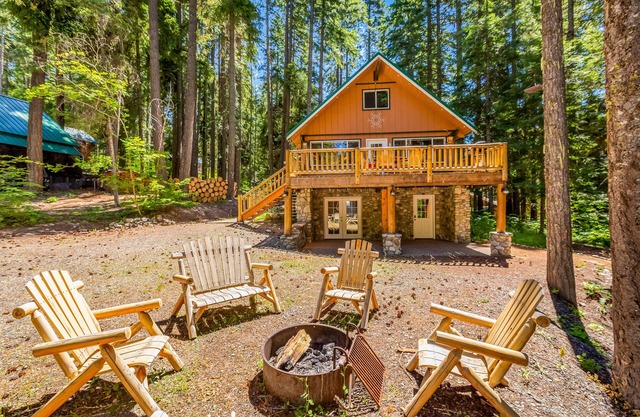 Adorable wooded cabin near the lake with hot tub, WiFi, loft, firepit & W/D
