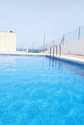 Adosado con fantásticas vistas al mar y piscina.