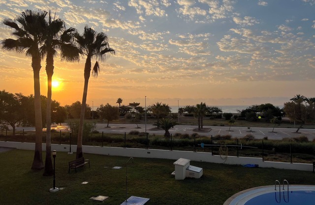 Adosado en Primera Linea de Playa con Vistas Frontales y Piscina