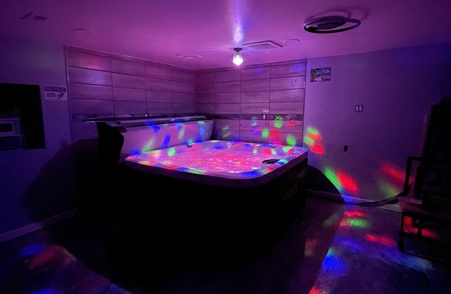 Adults Only Cozy home with Hot tub inDetached Entertainment Garage-NO PARTIES
