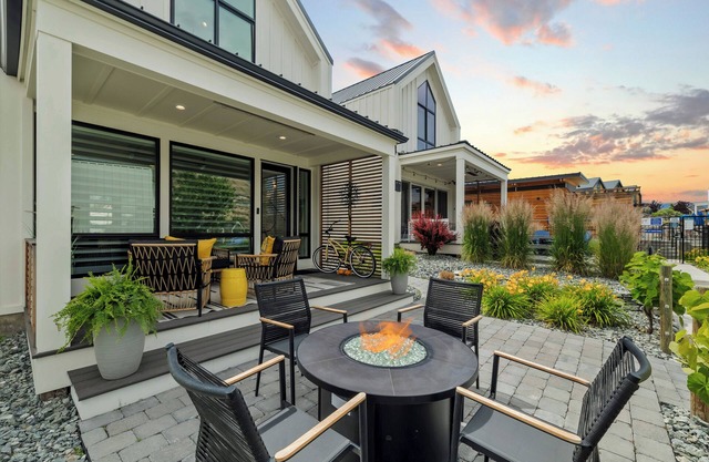Adventure at Lake Chelan - Dog Friendly w/ Paddle Boards, Bikes + Fireplace
