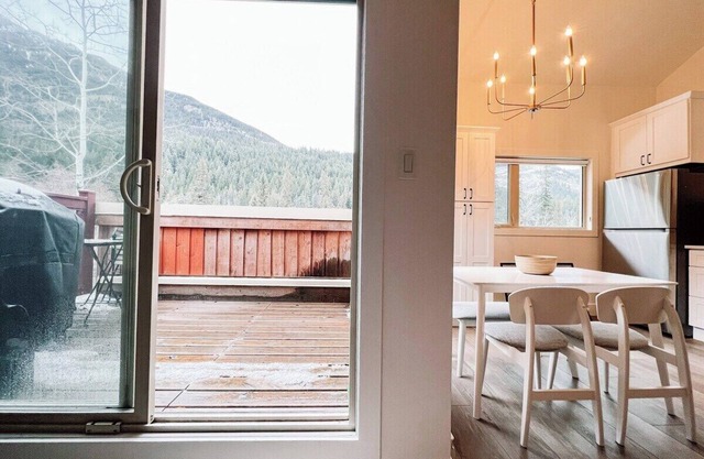 Adventure Awaits: Cozy 2-Bedroom Loft Steps from Ski Lifts and Toby Creek