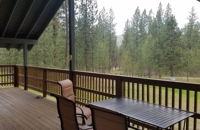 ADVENTURE AWAITS! Walk to Lake Roosevelt From a Cabin in the Woods...