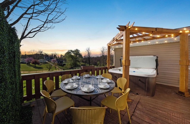 Adventure Basecamp, Walks to Kaymoor and Long point Trails, Hot Tub & Game Room