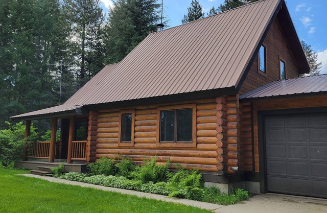 Adventure Cabin -Coolin Priest Lake; king bed, bunks, ATV and snowmobile parking