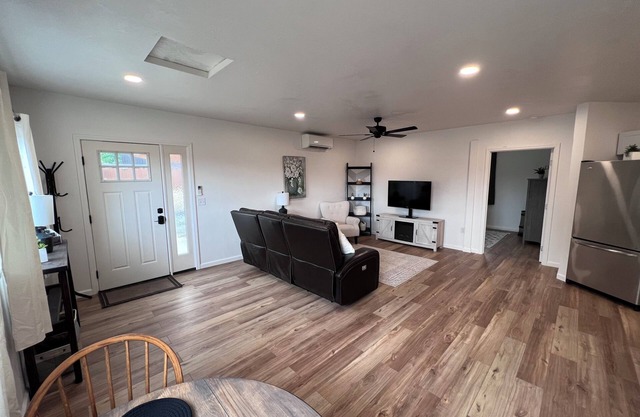 Adventure Getaway/Spacious One Bedroom in Beautiful Central Point, Oregon