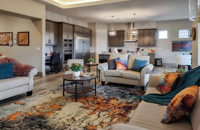 Stunning Adventure House+Hot Tub+Yard+Garage+Sleeps 8