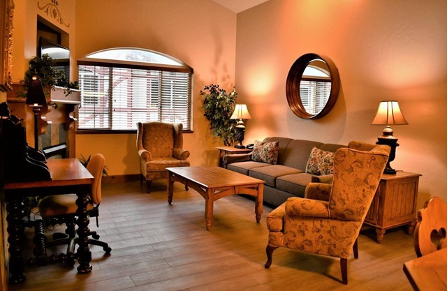 Adventure Hub~Nordic Ski, Snowmobile & Snow Shoeing Villa 3050-2