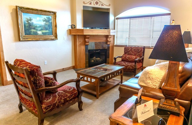 Adventure Hub~Nordic Ski, Snowmobile & Snow Shoeing Villa 3073-1