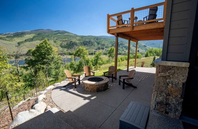 Adventure Lakehouse - Private Hot Tub, Mountain and Lake Views