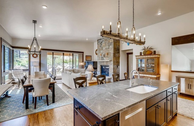 Adventure Retreat - Luxury Mountain Rental, Pet Friendly