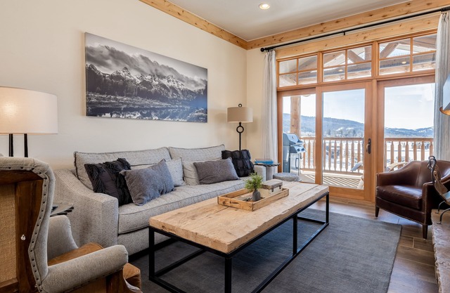 Adventurer's dream home with grill, scenic balcony, & fireplace - spa and skiing
