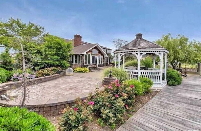 Adventurer’s Haven: Discover a Stunning Waterfront Escape in Amityville!