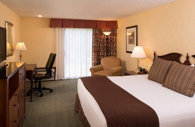 Adventures Awaits! Spacious Unit Near Attractions, Onsite Poo, FREE Parking!