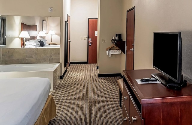 Affordability Meets Comfort at Red Lion Inn & Suites Mineral Wells! Onsite Pool!