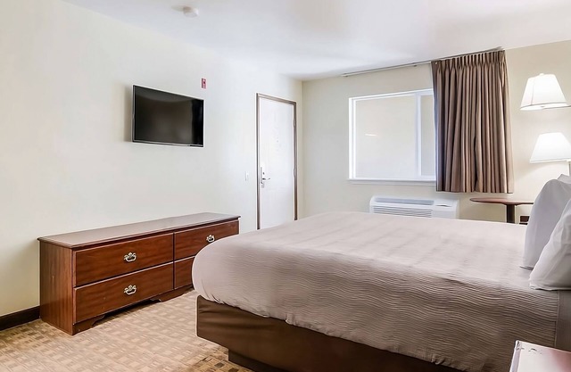 Affordability Meets Comfort at GuestHouse Montesano! Free Parking, Pets Allowed