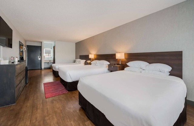 Affordability Meets Comfort! Pool, Pet-friendly Property, Free Breakfast